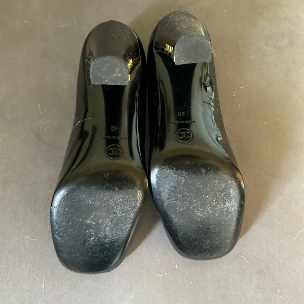 Great condition, black patent square toe Chanel pumps - Picture 3 of 3